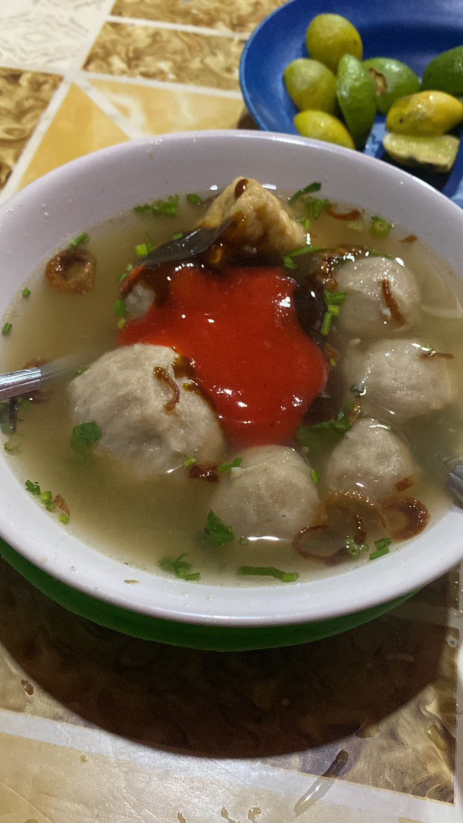 ordinaryboy___'s tweet photo. ini gue kenapa dah, daritadi muter2 nyari bakso pas nyampe di tempat makanan udh dateng gue kaya ga nafsu, padahal td nonton youtube gue ngiler banget :( https://t.co/NE9UjCgLYE