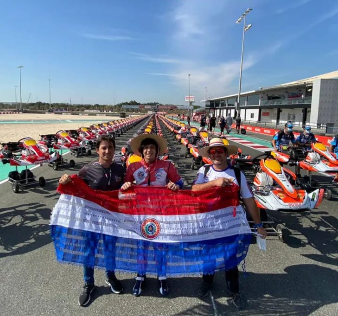 dsports_py's tweet photo. 🏁‼️Volvemos a las pistas🏎️
Esta semana arrancamos el sueño mundial con @alesama46 🇵🇾 quien encara el mundial de @rotaxkarting en Bahrein 🇧🇭
Toda la previa y los horarios para apoyar a nuestro campeón: https://t.co/g71Em0H7Xa
#karting #Ale46 #AleSamaniego #RotaxMaxChallenge https://t.co/8PN4uUPQob