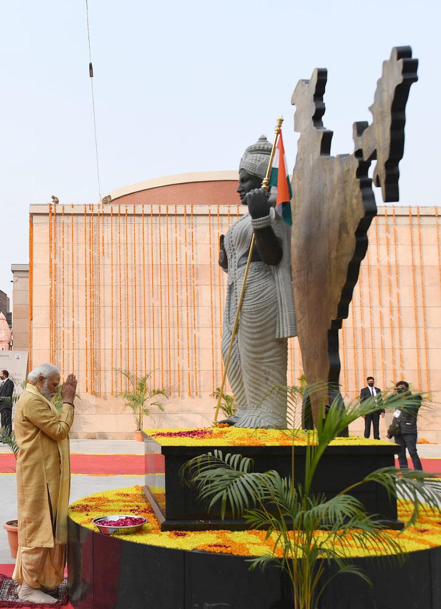 Real_Ravi_BJP's tweet photo. ��ेरे विचार से आज की सब से सुंदर तस्वीर ये होनी चाहिए। 
भारत माता के सामने भारत माता का लाल। ❤️ https://t.co/pmIEaxBbtN