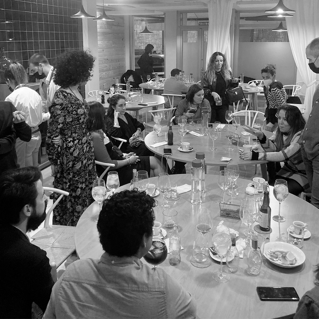 SomosAfter's tweet photo. Navidad, tiempo de hacer piña y celebrar.
El #AfterTeam compartió momentos y repasó lo mejor del año como equipo y partners estratégicos de comunicación. Una oportunidad para unirnos y seguir aportando en 2022.
#EstoesAfter #Aportaoaparta #After https://t.co/pVsyjDgXHH