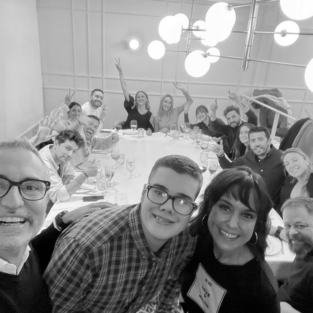 SomosAfter's tweet photo. Navidad, tiempo de hacer piña y celebrar.
El #AfterTeam compartió momentos y repasó lo mejor del año como equipo y partners estratégicos de comunicación. Una oportunidad para unirnos y seguir aportando en 2022.
#EstoesAfter #Aportaoaparta #After https://t.co/pVsyjDgXHH