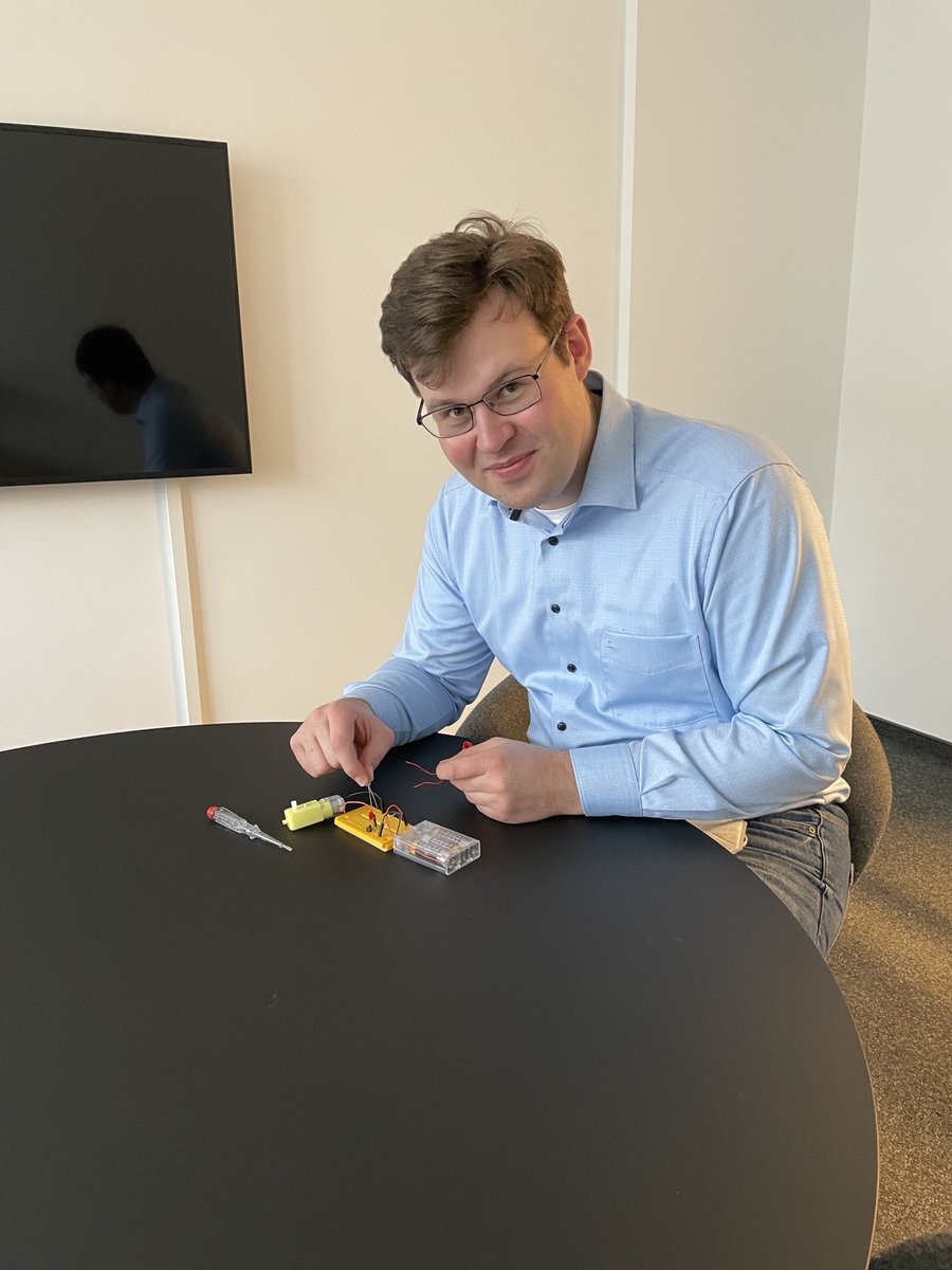 Wir begrüßen herzlich Karlson Hanke in unserem Team! Karlson ist Wirtschaftsinformatiker und direkt hands-on eingestiegen. Hier bastelt er an den ersten Schritten unseres Adventsroboters.