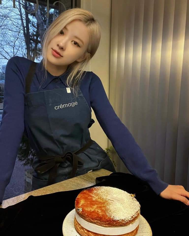 #ROSÉ
Làm bánh cũng xinh nữa 😍