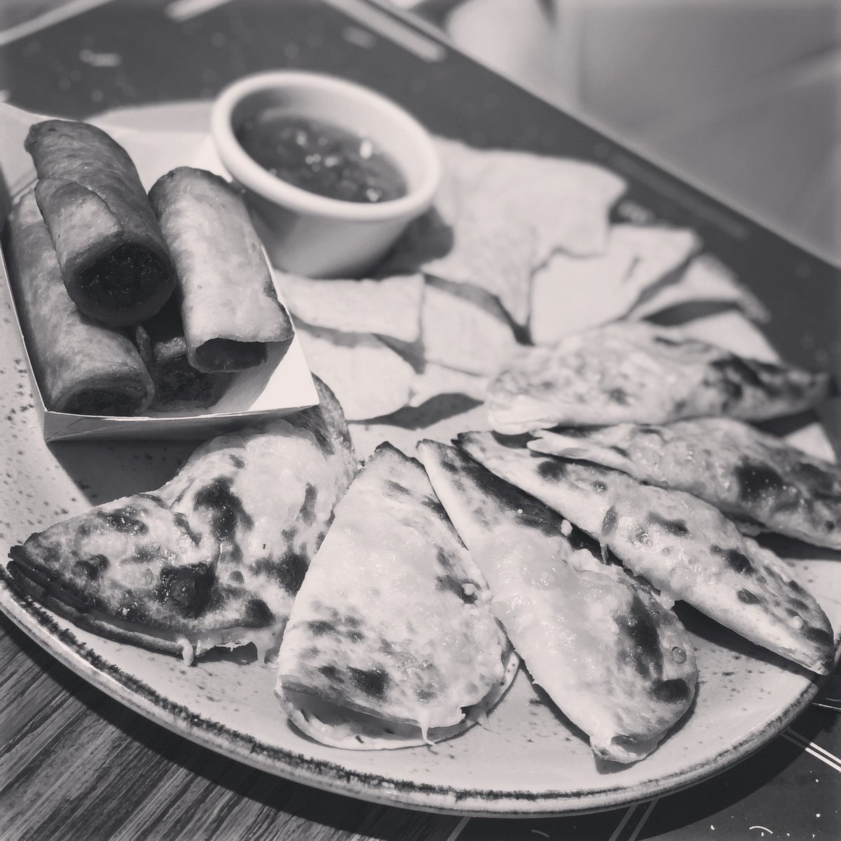 plazamassima's tweet photo. 🌮 𝘾𝙤𝙢𝙗𝙤 𝙙𝙚 𝙢𝙞𝙣𝙞 𝙦𝙪𝙚𝙨𝙖𝙙𝙞𝙡𝙡𝙖𝙨 🌮

Posiblemente el entrante perfecto para compartir 🔥🙌🏻 https://t.co/MAovoICKJg