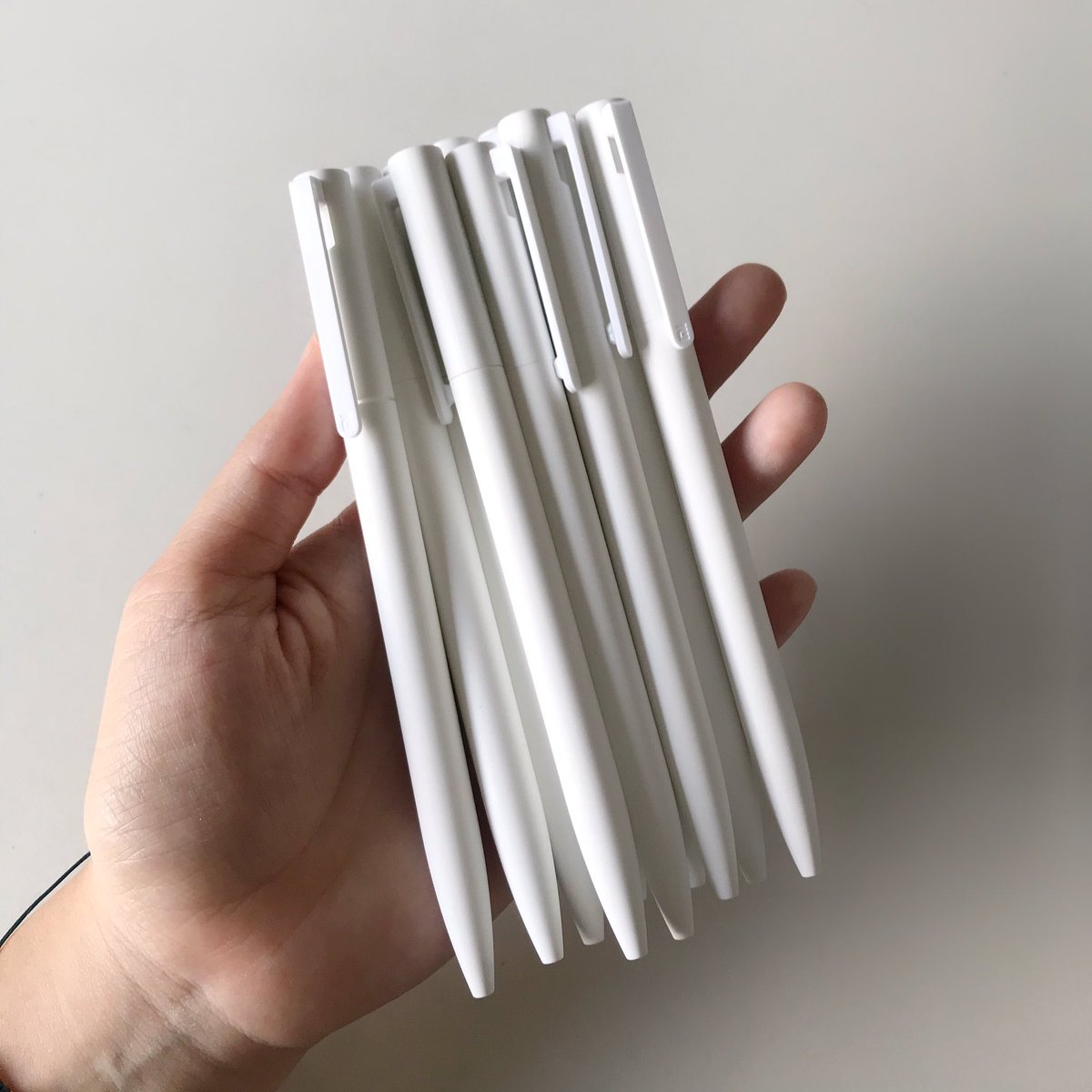 starrofme's tweet photo. ปากกา Xiaomi อันนี้เขียนลื่นมาก ขนาดหัวปากกา 0.5 mm เขียนดี ขนาดเขียนเบาๆยังติด คุ้มมากได้มาเป็นกล่อง มี 10 แท่ง ใช้ได้นาน ดีจริงมึง ละคือตอนนี้ราคา 90 กว่าบาทจาก 200 กว่า กูจึ้ง https://t.co/uPjjvxfx1X