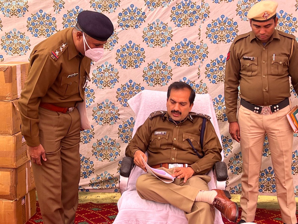 FBDPolice's tweet photo. #पुलिस द्वारा जब्त 541kg 696gm नशीले मादक पदार्थों को #CPFbd के सामने,गणमान्य व्यक्तियों की मौजूदगी में किया गया नष्ट
पुलिस आयुक्त ने कहा- नशा इंसान को बर्बादी की तरफ ले जाता है स्वस्थ समाज के निर्माण के लिए बुद्धिजीवी वर्ग आगे आए,भटके हुए को नशे की लत से बचाएं
@police_haryana https://t.co/TIGIi1MVeU