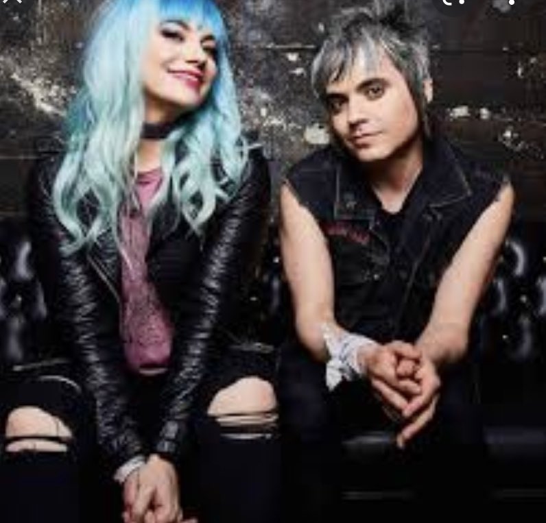 The AI🤖’s selection for the 12/13/21 SHS Minute Bell Song is “All I Want For Christmas Is You” by <a href="/TheDollyrots/">The Dollyrots</a> ( Kelly Ogden and Luis Cabezas) 🤖🎄🐰🤖🎄🐰🤖🎄🐰🤖

youtu.be/P8z8LazTc8U