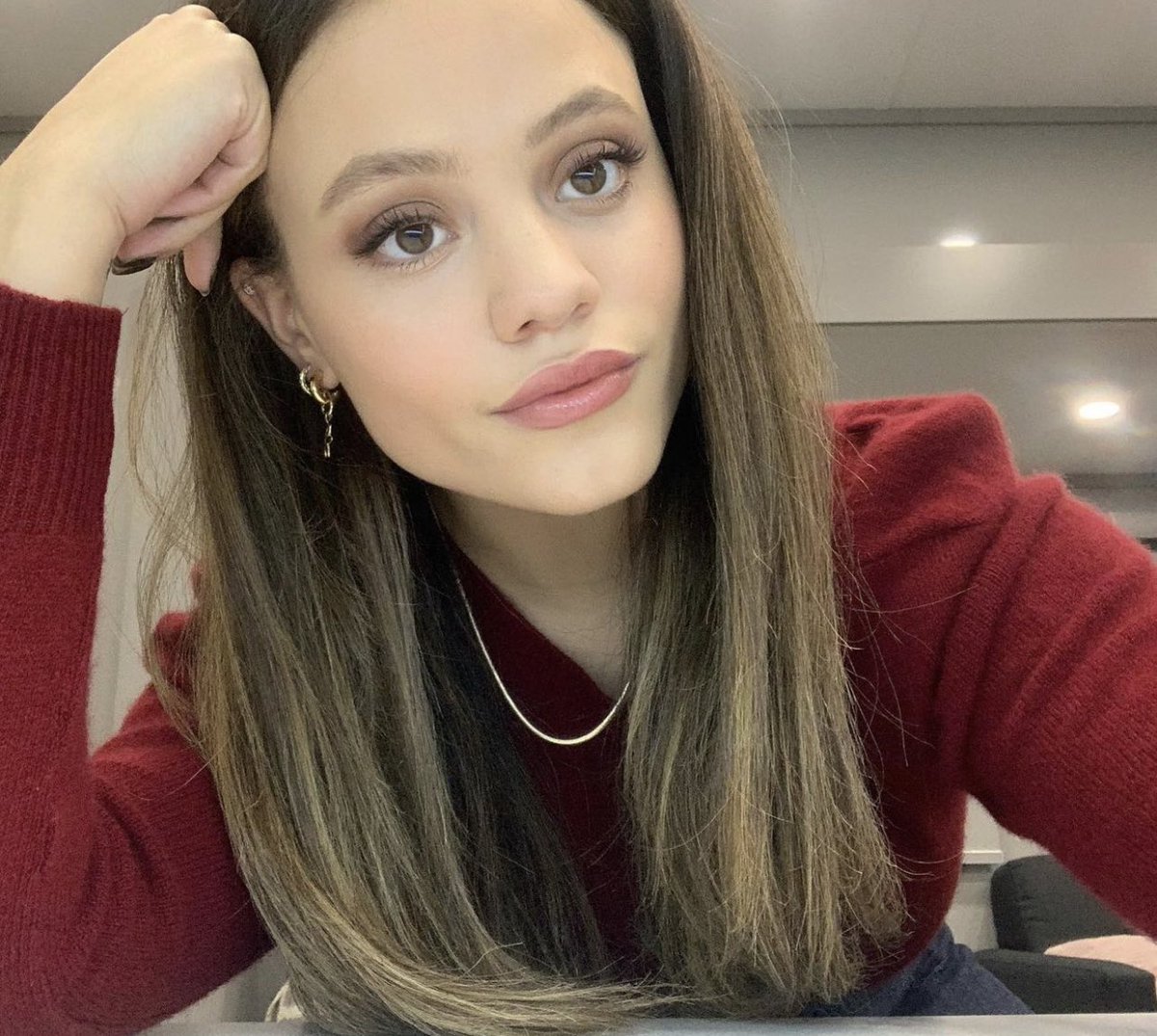 aesteetic's tweet photo. wanted to join this hashtag for a bit, just to say i’m very grateful for your existence @sarahjeffery and i’m so glad we got more music from you this year. can’t wait for what’s next and so proud of you always. 🤎 #mightyforsarah https://t.co/EjyWyMKsbI