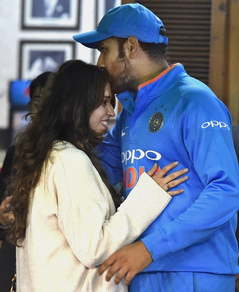 Randomjusn's tweet photo. Happy Marriage Anniversary Rohit Sharma & Ritika.
#6YearsOfRohika
@ImRo45 @ritssajdeh https://t.co/i6GcUB3dzD