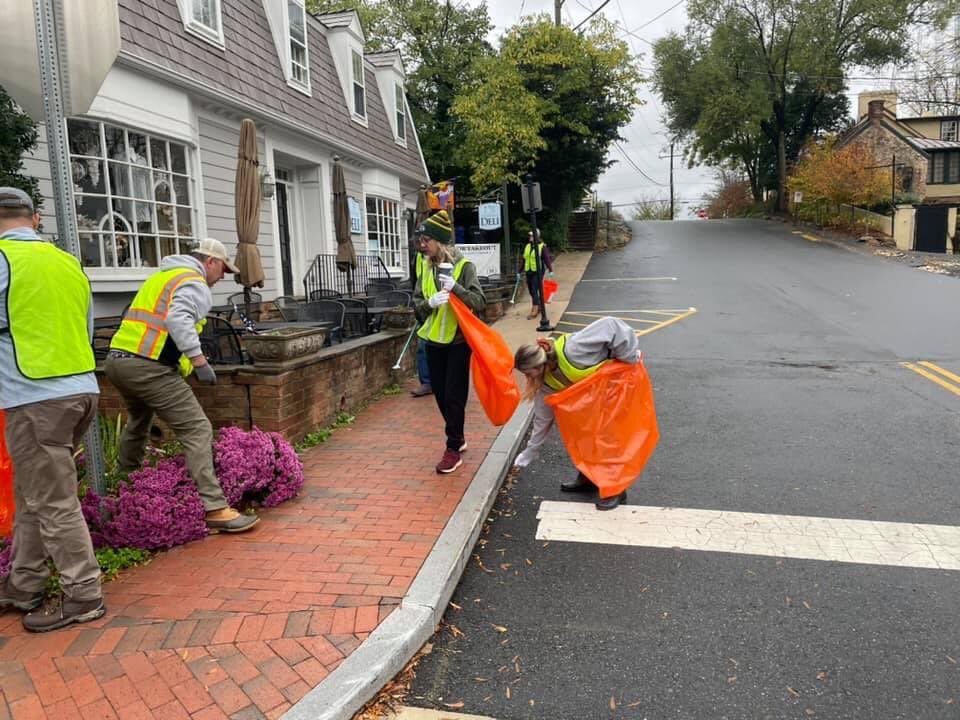 GoGrnMiddleburg's tweet photo. This historic town really does have wonderful citizen volunteers as evidenced once again by the turnout at our recent fall cleanup. Thanks everyone! https://t.co/QCAgbtFWvD
