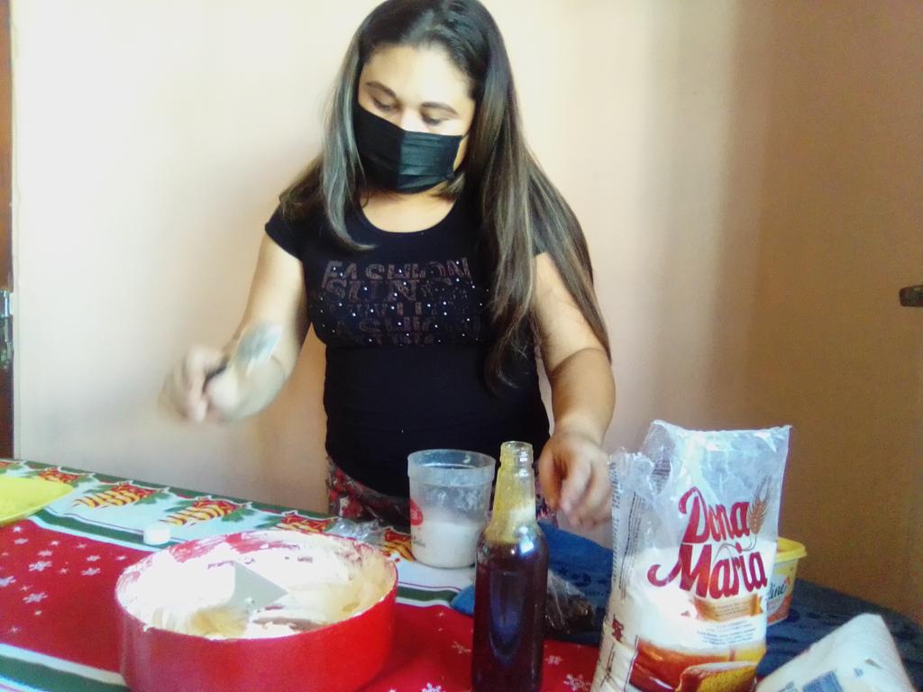 RJV_Falcon's tweet photo. Dulces navideños 🎄😉

Continuamos con nuestro curso de capacitación para la transformación económica de Venezuela 🥰.
Con la preparación de galletas de jengibre la ponente explico que para su realización se debe  tener presente la cantidad de los ingredientes necesarios. https://t.co/3V6m735ouu