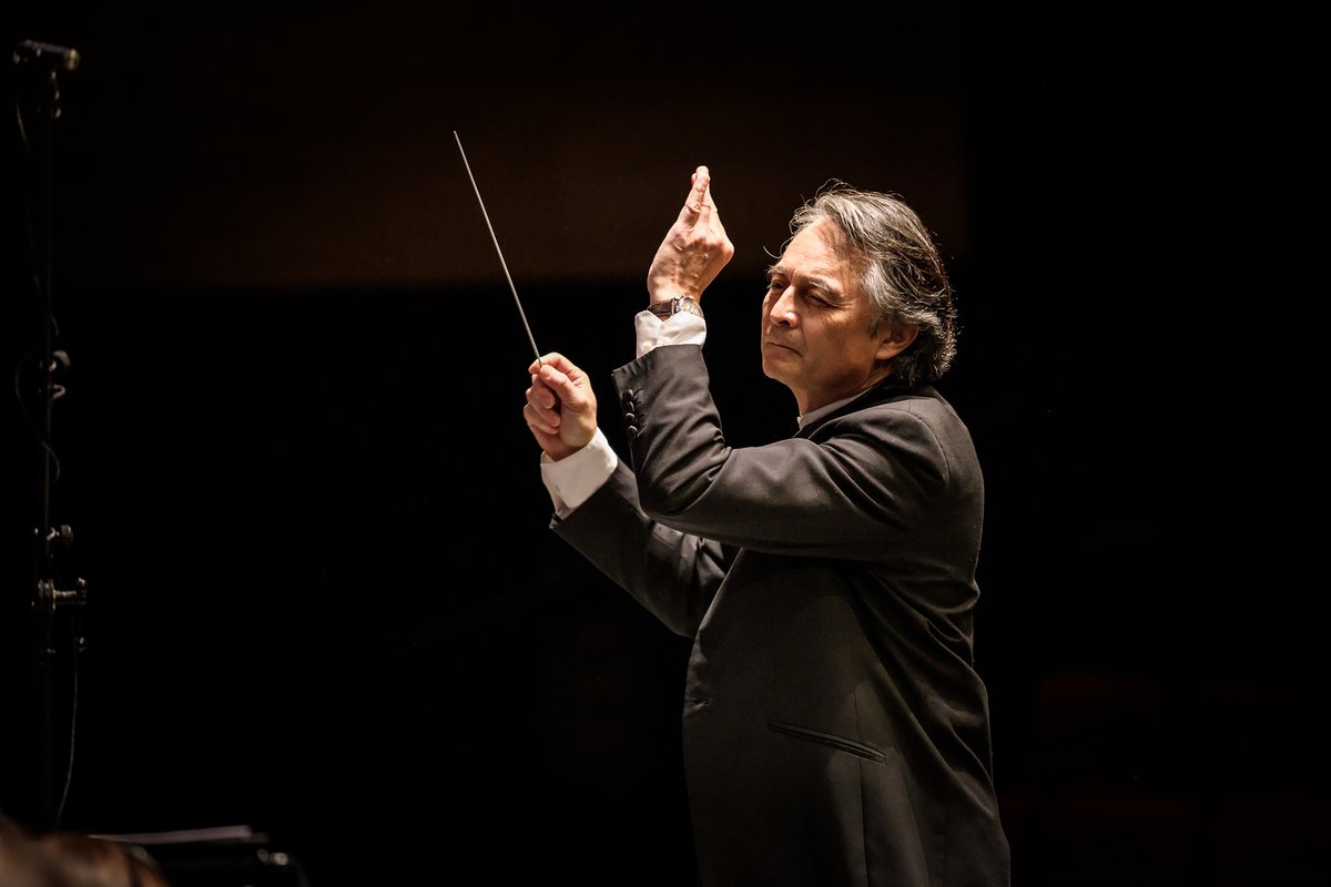 Zijn benoeming tot vaste #gastdirigent bezegelt een jarenlange samenwerking met ons #orkest. De Duitse Jun Märkl richt zich met name op het Duitse symfonische en operarepertoire en de Franse impressionisten. Lees hier het interview:bit.ly/30kerrS