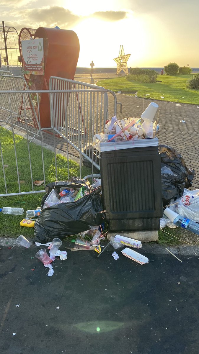 jessuspalacio's tweet photo. Una ley que exija y PROHÍBA a los ciudadanos botar basura en lugares públicos 

Y si incumplen ya sea la persona o si acudiente que cumpla trabajo comunitario nada de multa que no sirve de nada 🇵🇦😞 https://t.co/sVhDUa4vfL