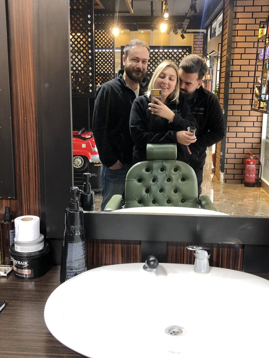 sukriyegln's tweet photo. Ben, sevgilim ve metresim biz kocaman bir aileyiz 😂 https://t.co/1qQq85Xt4b