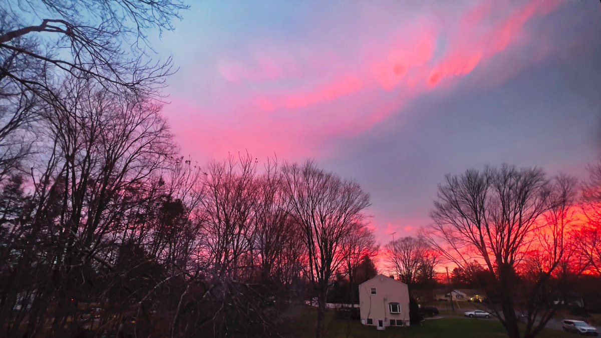 mchesner's tweet photo. Brilliant #red #sunrise this morning over #TrumbullCT. #dawn #twilight #redinthemorning https://t.co/8eXNUvIiuw
