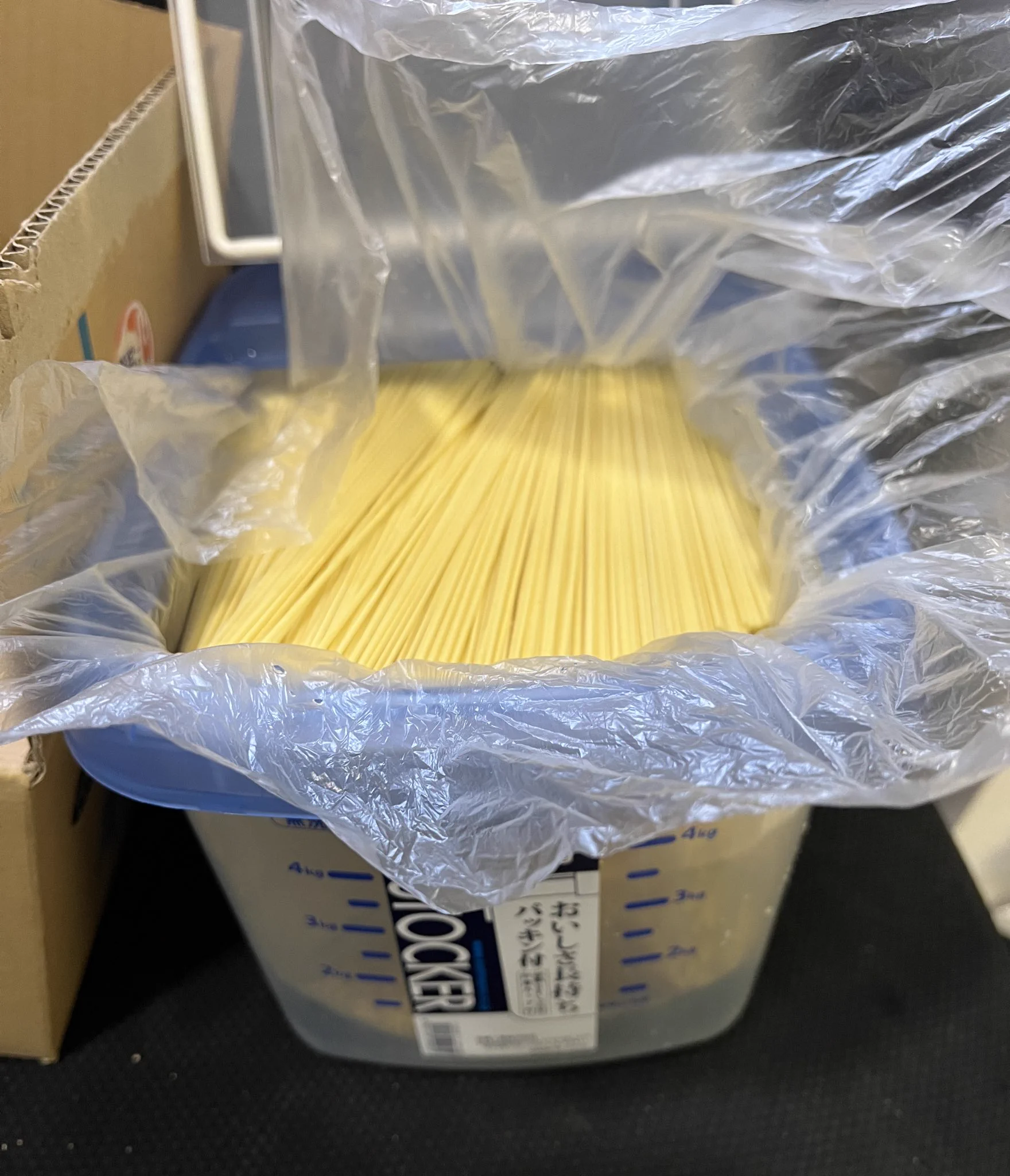 ふるさと納税でパスタ4.7kg頼んだら１袋で来て絶望したけど、その後スーパーにあった米びつがシンデレラフィットした！