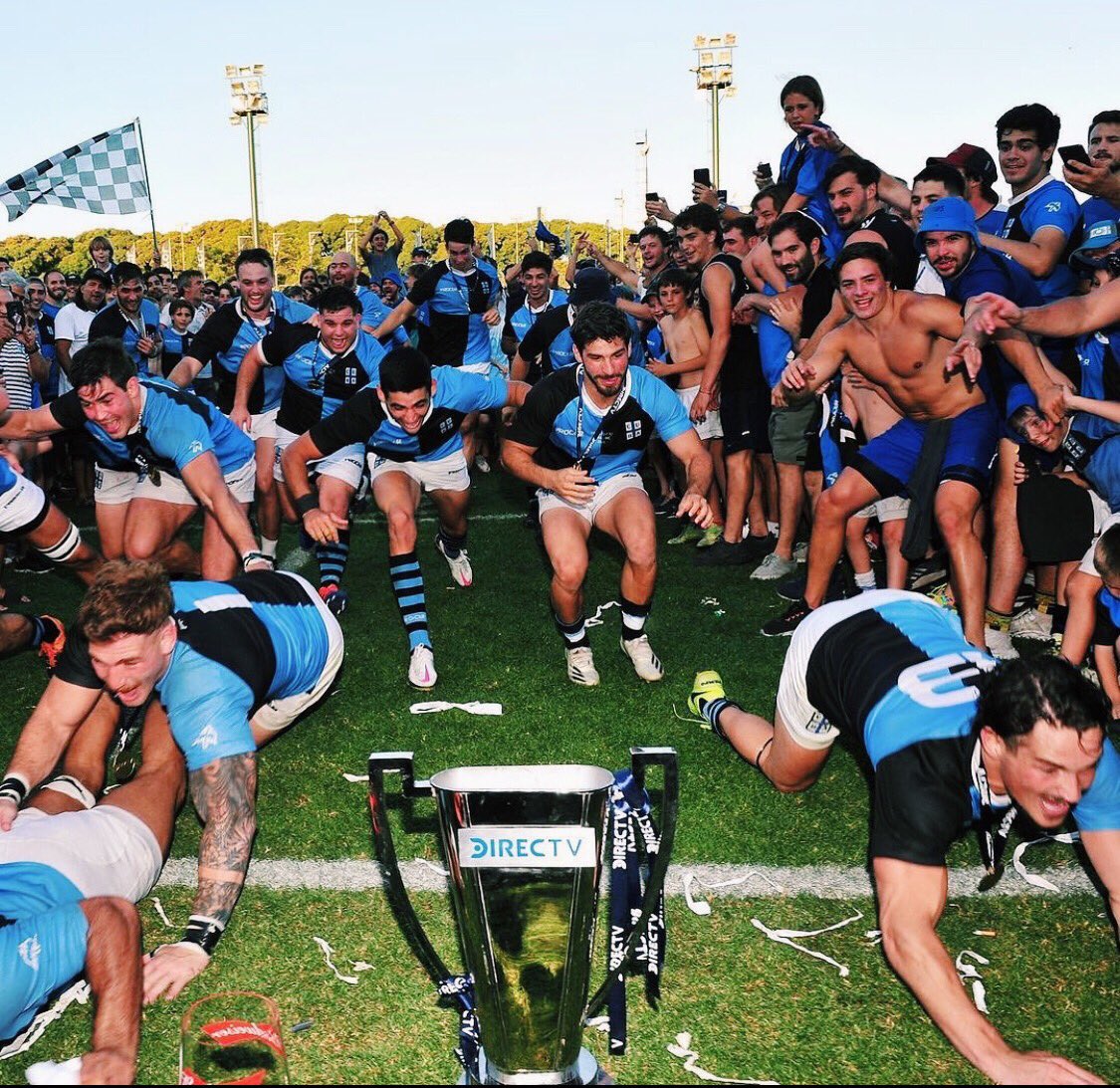 Buen lunes!

💙🏆🖤