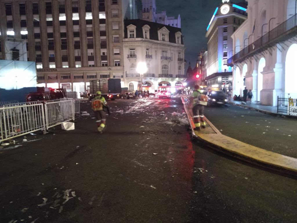 JonatanViale's tweet photo. Reparación y limpieza de la Plaza de Mayo después del acto del viernes.

- $ 13.500.000 por reposición de césped, baldosas, soldados, reposición de tapas, puesta en valor de postes, semáforos y luminarias.

- $ 6.000.000 por limpieza y recolección de residuos.

Fuente: MEPHU. https://t.co/etSWVTvzb0