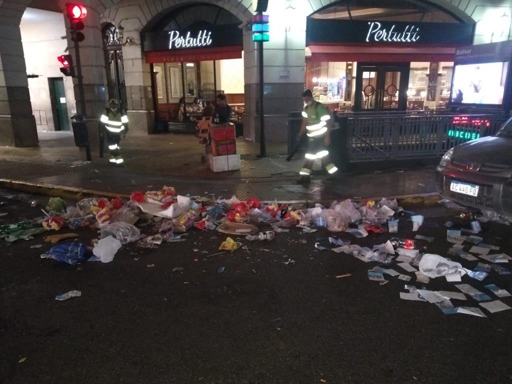 JonatanViale's tweet photo. Reparación y limpieza de la Plaza de Mayo después del acto del viernes.

- $ 13.500.000 por reposición de césped, baldosas, soldados, reposición de tapas, puesta en valor de postes, semáforos y luminarias.

- $ 6.000.000 por limpieza y recolección de residuos.

Fuente: MEPHU. https://t.co/etSWVTvzb0