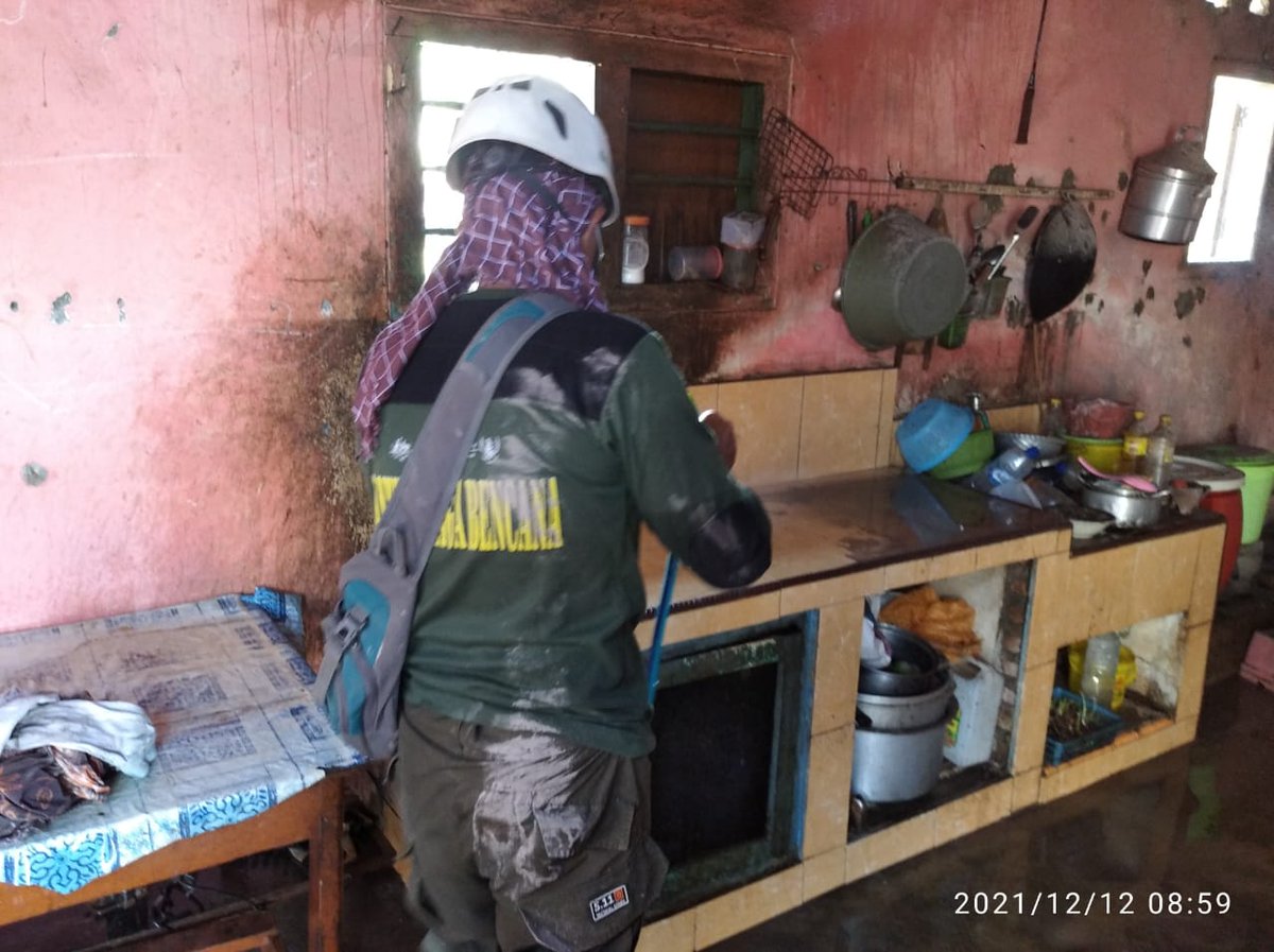 KangSumadi_'s tweet photo. Tim relawan dari LPBI NU Kab Magelang melakukan pembersihan rumah rumah penduduk yang terdampak abu dari erupsi gunung Semeru di Pronojiwo Lumajang.
#NUPeduli
#prayforlumajang 
@PPLPBINU @thoriqul_haq @YayahRuchyati https://t.co/iqxlQ7uNdt