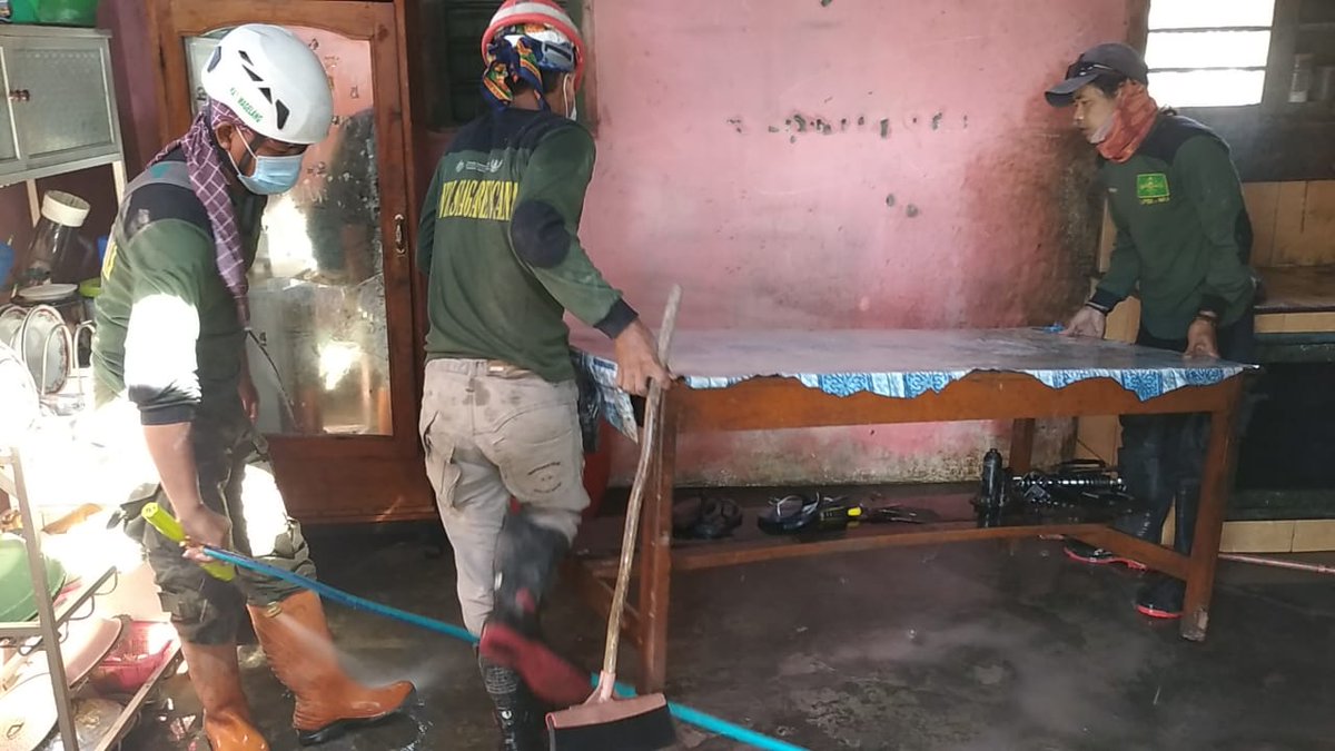KangSumadi_'s tweet photo. Tim relawan dari LPBI NU Kab Magelang melakukan pembersihan rumah rumah penduduk yang terdampak abu dari erupsi gunung Semeru di Pronojiwo Lumajang.
#NUPeduli
#prayforlumajang 
@PPLPBINU @thoriqul_haq @YayahRuchyati https://t.co/iqxlQ7uNdt
