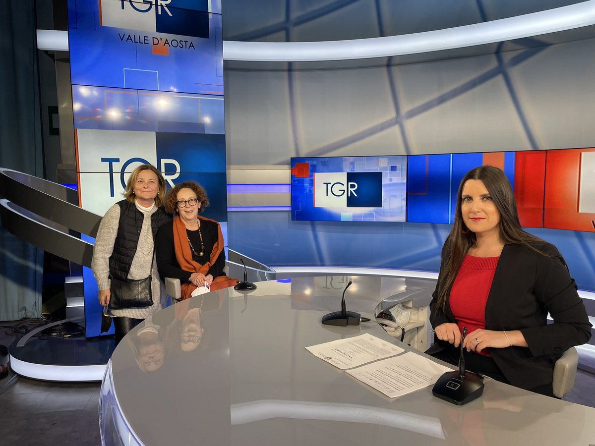 TgrRaiVdA's tweet photo. Nel nostro tg delle 14 parliamo anche di teatro 🎭 con lo spettacolo L’anello forte, in cui Laura Curino e Lucia Vasino danno voce a storie di donne dell’Italia contadina degli Anni 70 Appuntamento martedì e mercoledì al #teatrosplendor #saisonculturelle @teatrostabileto https://t.co/JlvevzUKMI