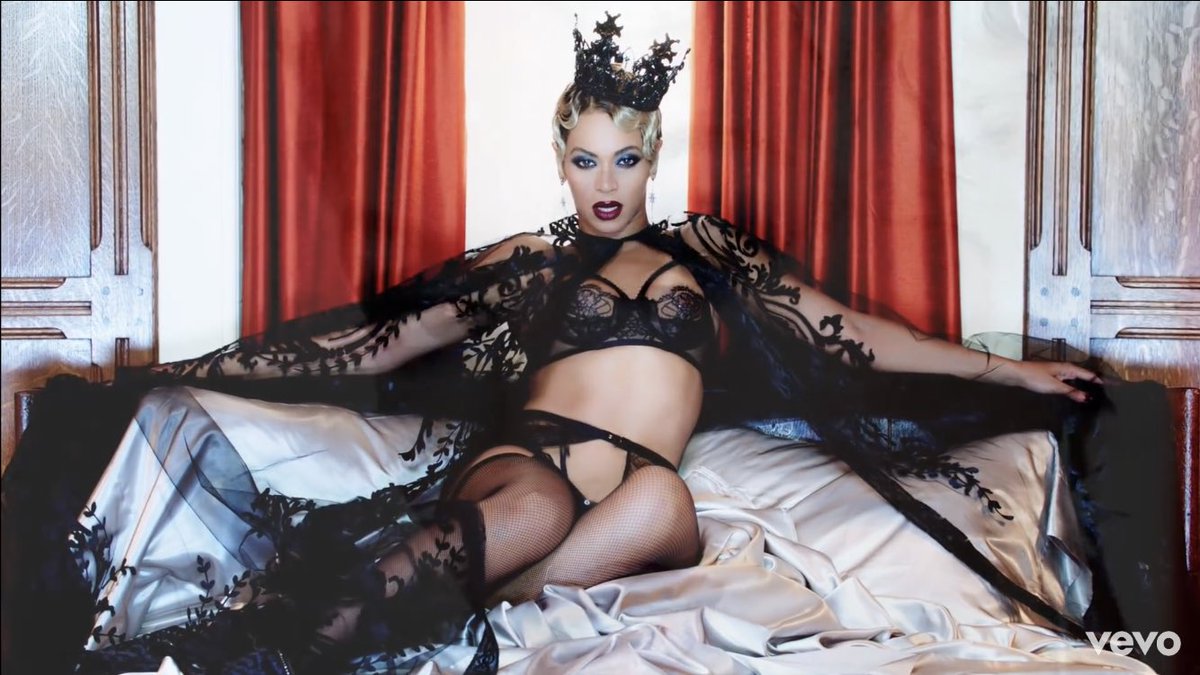 tracklist's tweet photo. “BEYONCÉ” - Beyoncé 13/11/2013 https://t.co/uQTSYW4NIy