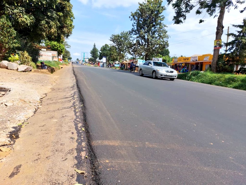 UNRA_UG's tweet photo. Our maintenance team last night commenced laying of asphalt from Km 23+460—22+960 [Mpala]. This is part of the ongoing rehabilitation of the old Kampala—Entebbe road.

Drive carefully 🙏

#ConnectUg https://t.co/iYYnoVDjQE