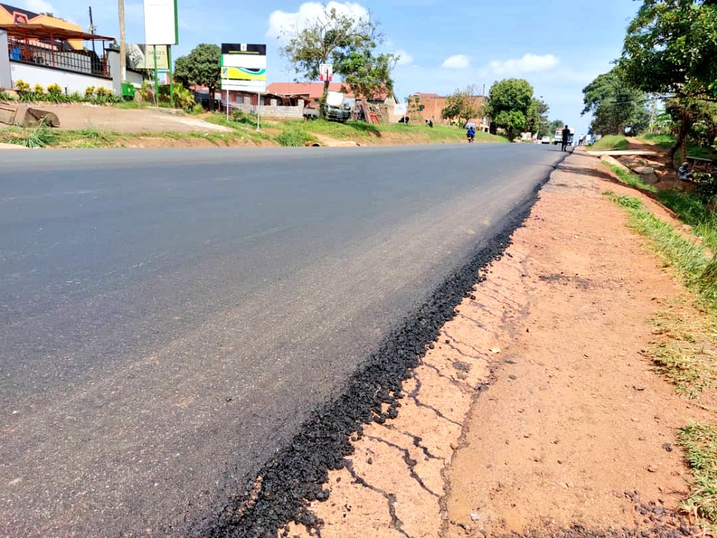 UNRA_UG's tweet photo. Our maintenance team last night commenced laying of asphalt from Km 23+460—22+960 [Mpala]. This is part of the ongoing rehabilitation of the old Kampala—Entebbe road.

Drive carefully 🙏

#ConnectUg https://t.co/iYYnoVDjQE