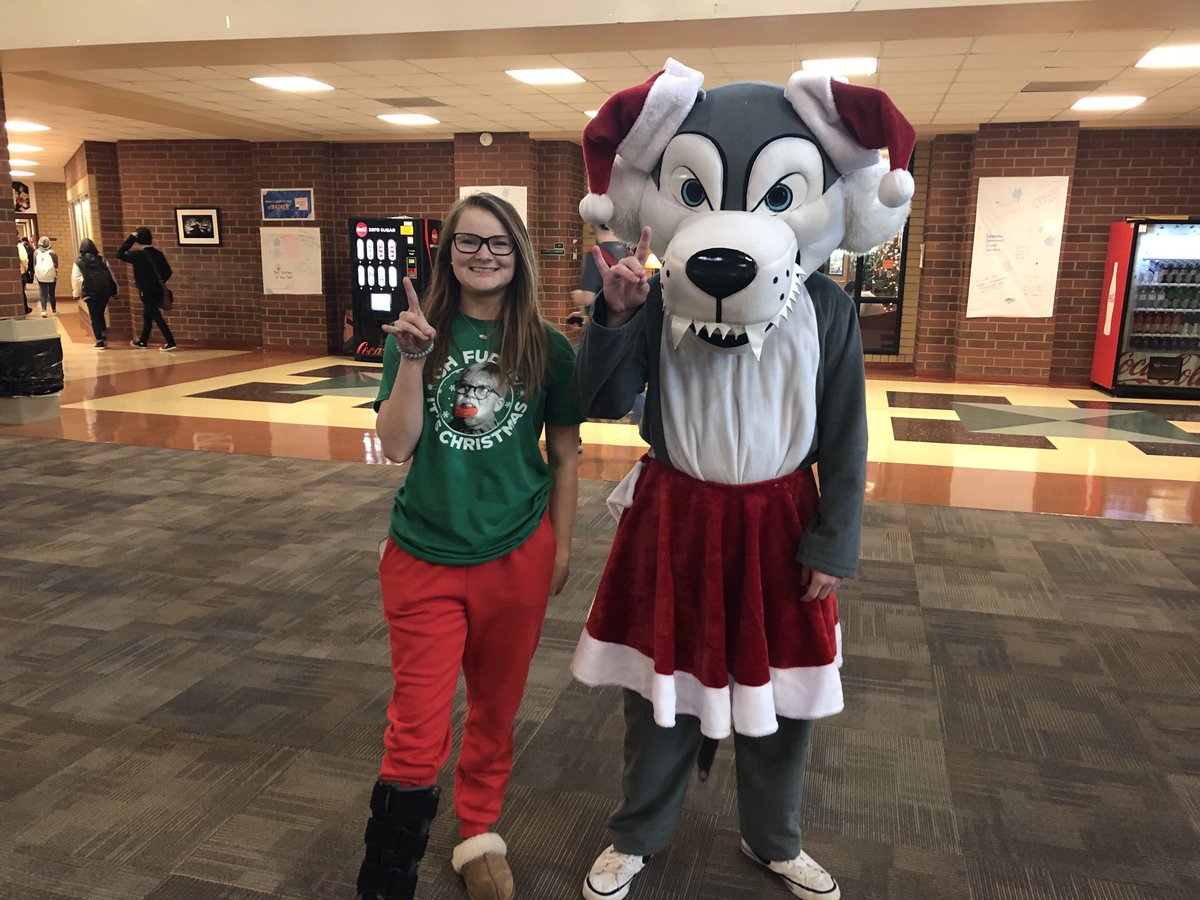sandy_vining's tweet photo. Happy Holidays #onepack ⁦@wkhswolfview⁩ https://t.co/IArhmkGy2n
