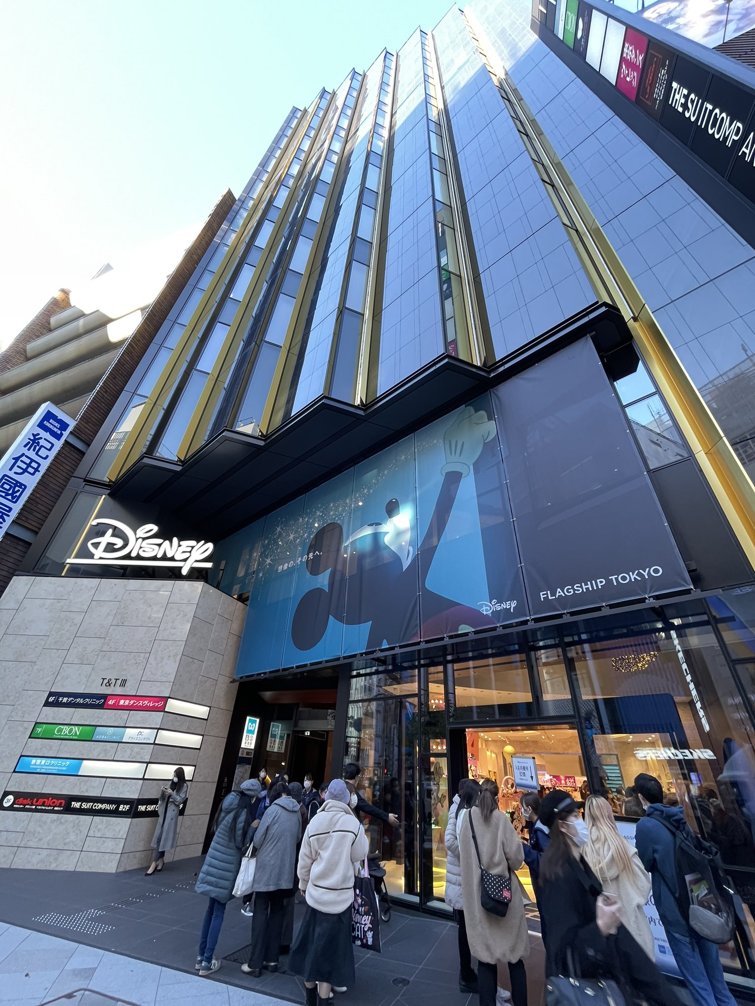 Jun Chi 新宿に新しくできたディズニーフラッグシップ東京相変わらず大したモノ売ってなかったけど壁紙にアベンジャーズ のマークあるのは激アツだったむしろこの壁紙売ってくれ T Co Hqr6pysylx Twitter