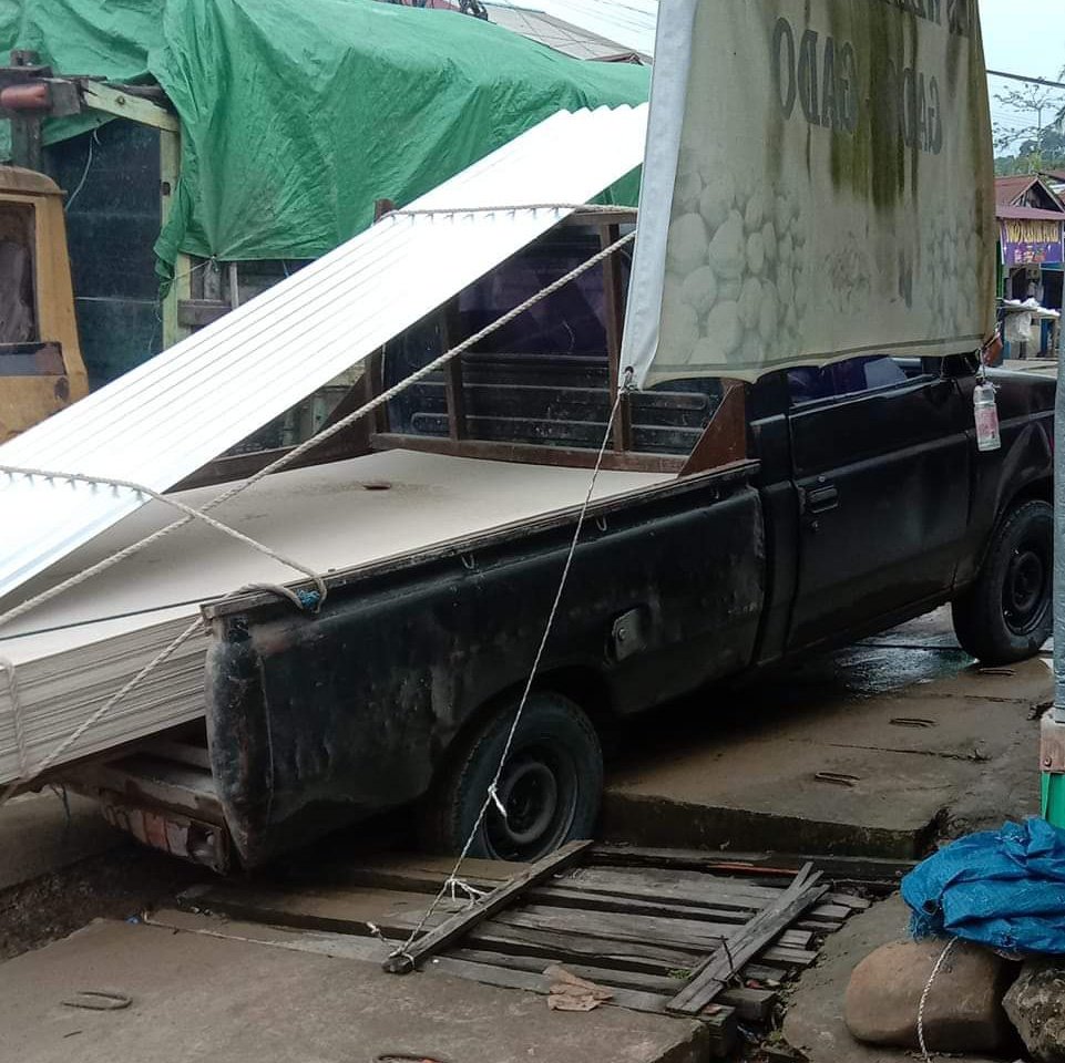 Kajadian sore tadi,dua buah mobil amblas di jalan M.Said