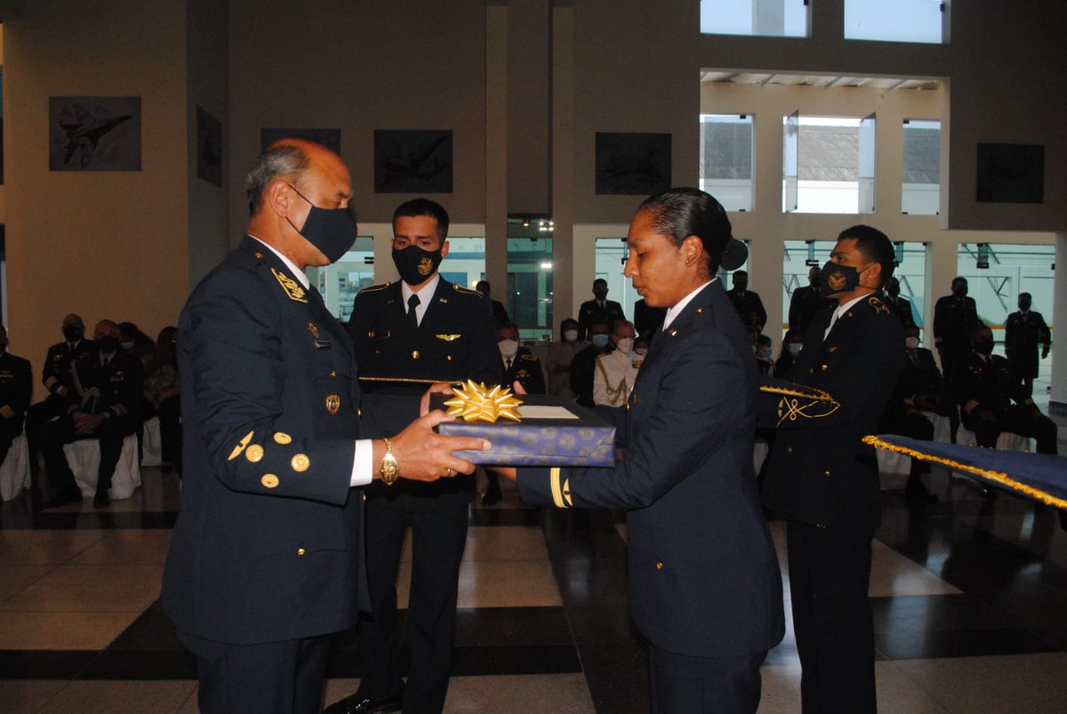 fapperu's tweet photo. #FapAhora | 1ra parte de la Ceremonia de Clausura del Año Académico 2021 de la #EOFAP. El Comandante General de la FAP, General del Aire Alfonso Artadi Saletti, hace entrega del premio COFAP a la Cadete de IV año Leonor Mayuri Palomino. (1/3) https://t.co/vO4kTiyO4E