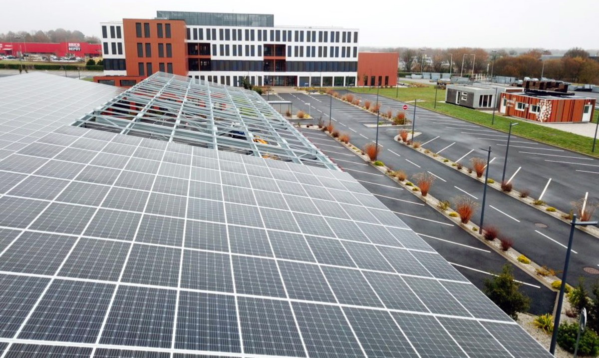 CougnaudGroupe's tweet photo. #CGDCampus double sa surface de panneaux photovoltaïques 🌞.
👉 Cette deuxième ombrière de 650 m², apportera une part d'électricité d'origine solaire, pour l'autoconsommation de l'usine #CGD2, en cours d'extension.
#photovoltaique #panneauxsolaires #cougnaud #extension https://t.co/dLAMI7F3N0