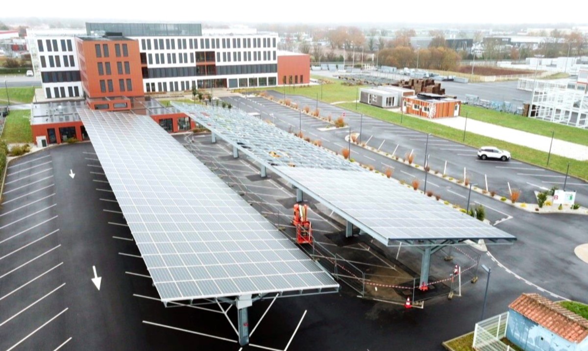 CougnaudGroupe's tweet photo. #CGDCampus double sa surface de panneaux photovoltaïques 🌞.
👉 Cette deuxième ombrière de 650 m², apportera une part d'électricité d'origine solaire, pour l'autoconsommation de l'usine #CGD2, en cours d'extension.
#photovoltaique #panneauxsolaires #cougnaud #extension https://t.co/dLAMI7F3N0