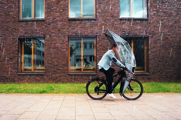 RainRider: een regenschild voor op de fiets. freshgadgets.nl/rainrider-een-…