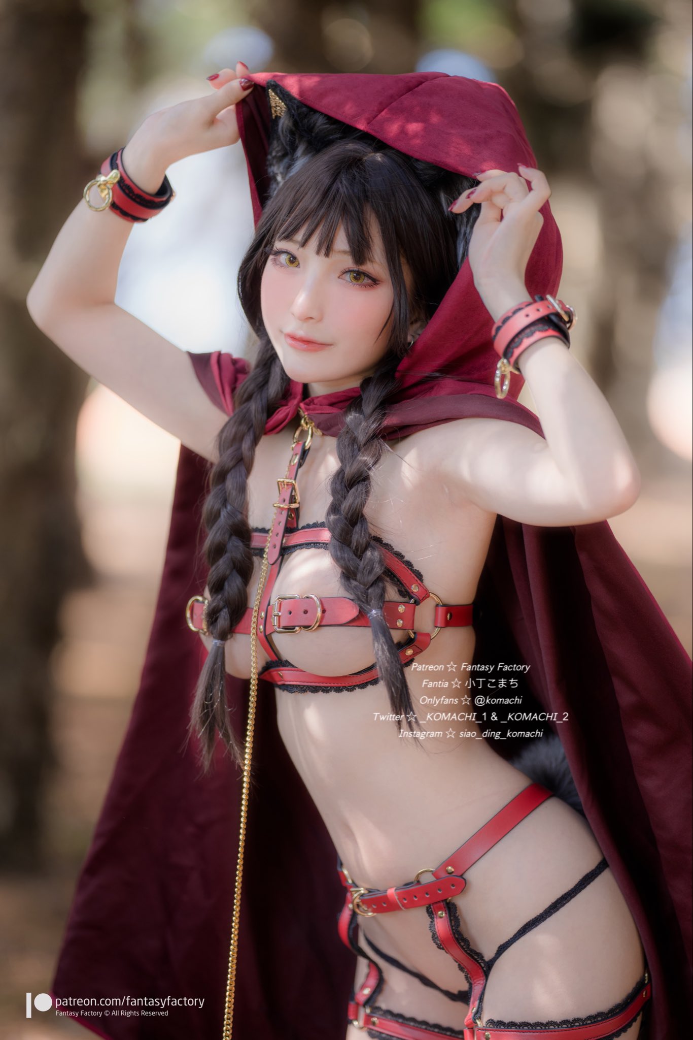 夜のプールサイドに佇む こまち小丁