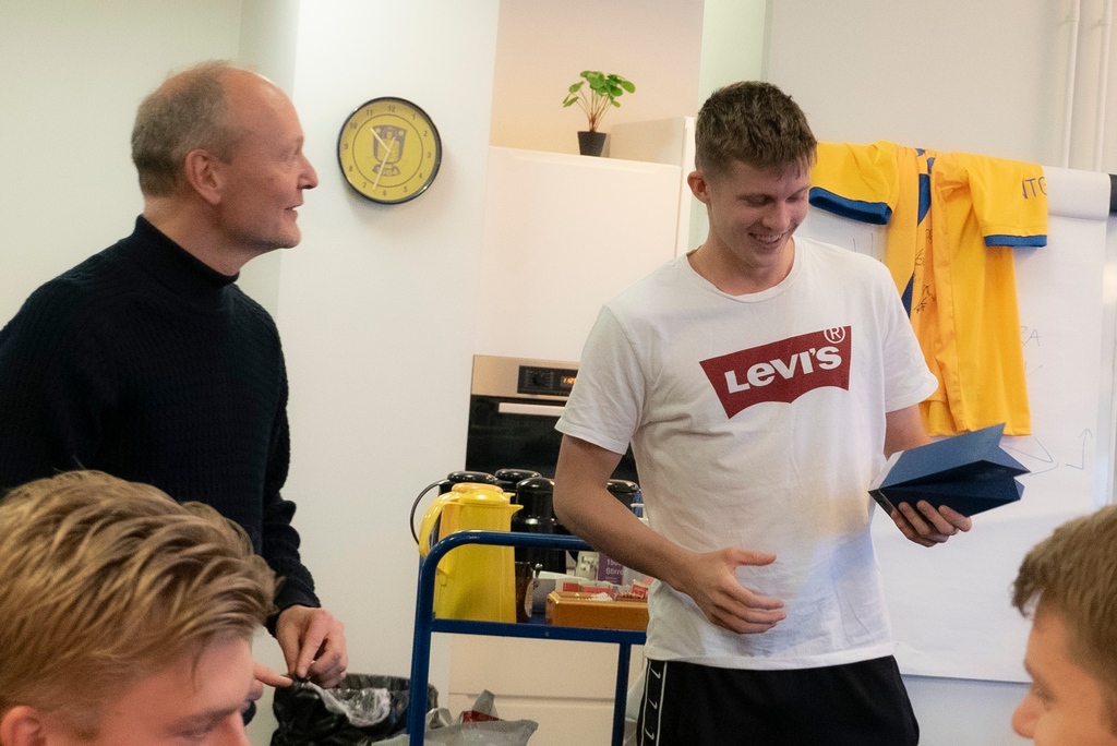 BrondbyIF's tweet photo. Spillerne er gået på en velfortjent ferie, men inden de blev sluppet helt løs, var der lige tid til at uddele prisen som månedens unge spiller for november.

Vinderen blev Morten Frendrup, så vi ønsker vores unge midtbaneslider stort tillykke med prisen 👏🥇 https://t.co/44UpNOb6OX