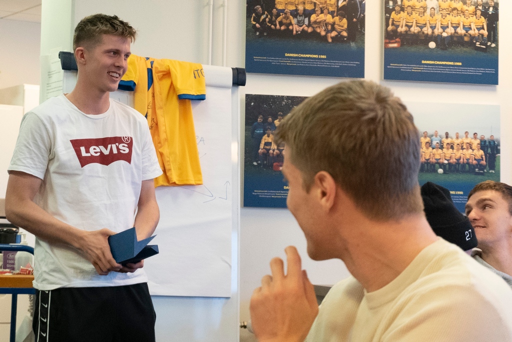 BrondbyIF's tweet photo. Spillerne er gået på en velfortjent ferie, men inden de blev sluppet helt løs, var der lige tid til at uddele prisen som månedens unge spiller for november.

Vinderen blev Morten Frendrup, så vi ønsker vores unge midtbaneslider stort tillykke med prisen 👏🥇 https://t.co/44UpNOb6OX