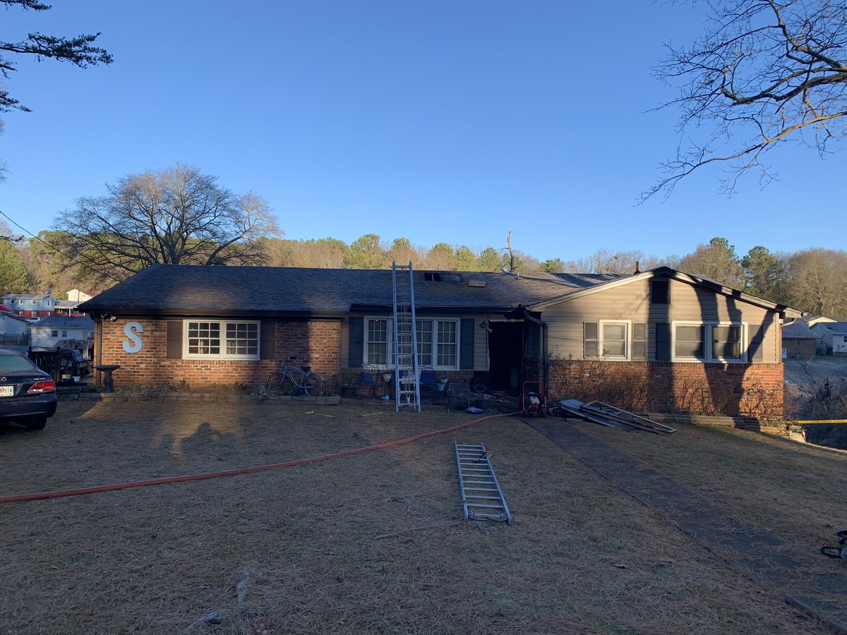 GaffneyFire's tweet photo. Structure Fire at shift change for @GaffneyFire https://t.co/PkYSkg8qQi