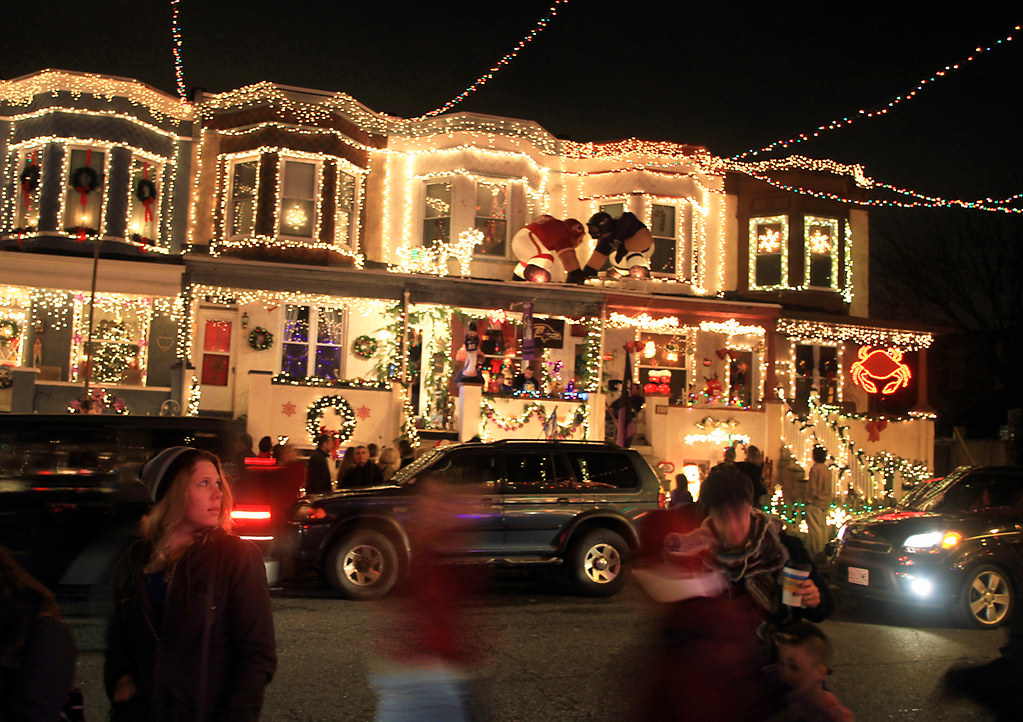 ToshioK's tweet photo. Christmas on 34th Street in Baltimore, Maryland https://t.co/qgtVUfDVm3 #photography #christmas #34thstreet #baltimore #maryland #decarations #lights #christmaslights #street #night #city #santaclaus https://t.co/87S0ZjyHdg