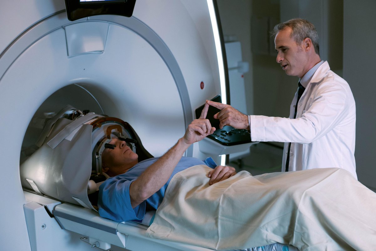 INSIGHTEC's tweet photo. 2021 was a year full of milestones for Insightec. One, in particular, was when the Brazil Health Regulatory Agency approved Focused Ultrasound treatment for Essential Tremor. Congrats, team! https://t.co/yJB9wgJ8gB