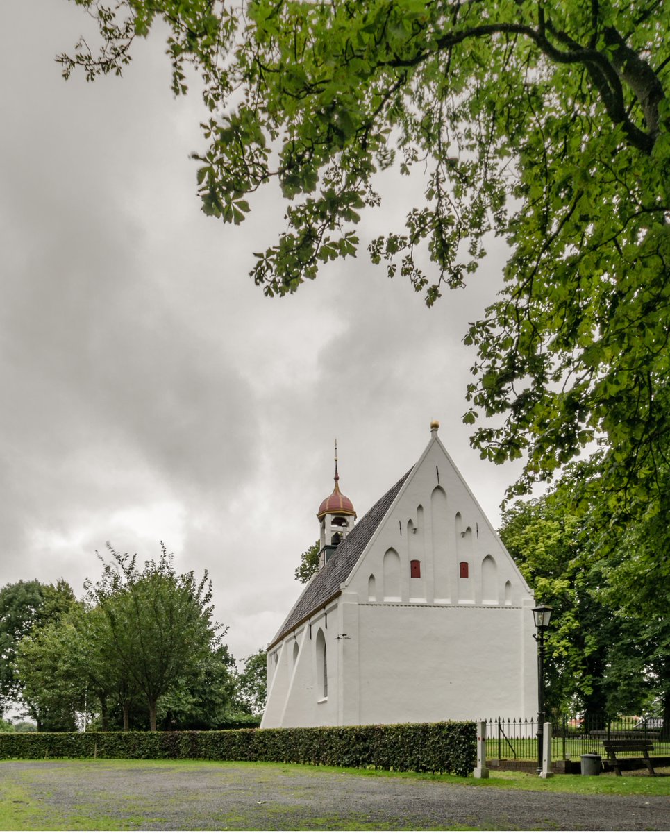 HetHogeland's tweet photo. Dit is de kerk van #Breede, gebouwd in de 14e eeuw. In 2018-2019 is de kerk gerestaureerd. Hierbij is ook aardbevingsschade hersteld. De kerk is een trouwlocatie, biedt ruimte aan concerten en is onderdeel van het #Pronkjewailpad. Bekijk ook hun website: https://t.co/CBS0uOW44g! https://t.co/M7D11VwKJm