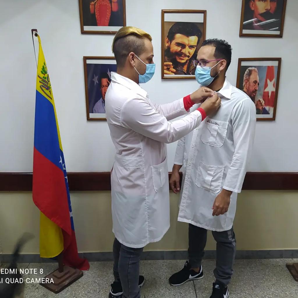 BrbaraLidia2's tweet photo. @cubacolabora 
@cubacooperaven
@AlColaborador
@Besnoymp_26
  Reconocimiento y Sello de Oro al Dr Eliordan Corría quien acaba de regresar de la Patria después de prestar sus servicios en apoyo a la lucha contra la COVID 19
#HeroesDeLaSalud 
#CubaViveyAbraza
#CubaViveyVence 
#Cuba https://t.co/wZJFR5Ebg7