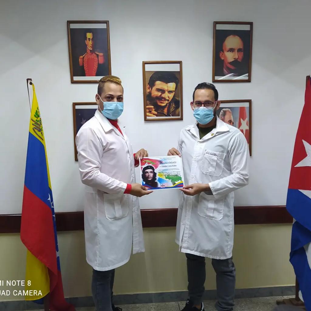 BrbaraLidia2's tweet photo. @cubacolabora 
@cubacooperaven
@AlColaborador
@Besnoymp_26
  Reconocimiento y Sello de Oro al Dr Eliordan Corría quien acaba de regresar de la Patria después de prestar sus servicios en apoyo a la lucha contra la COVID 19
#HeroesDeLaSalud 
#CubaViveyAbraza
#CubaViveyVence 
#Cuba https://t.co/wZJFR5Ebg7