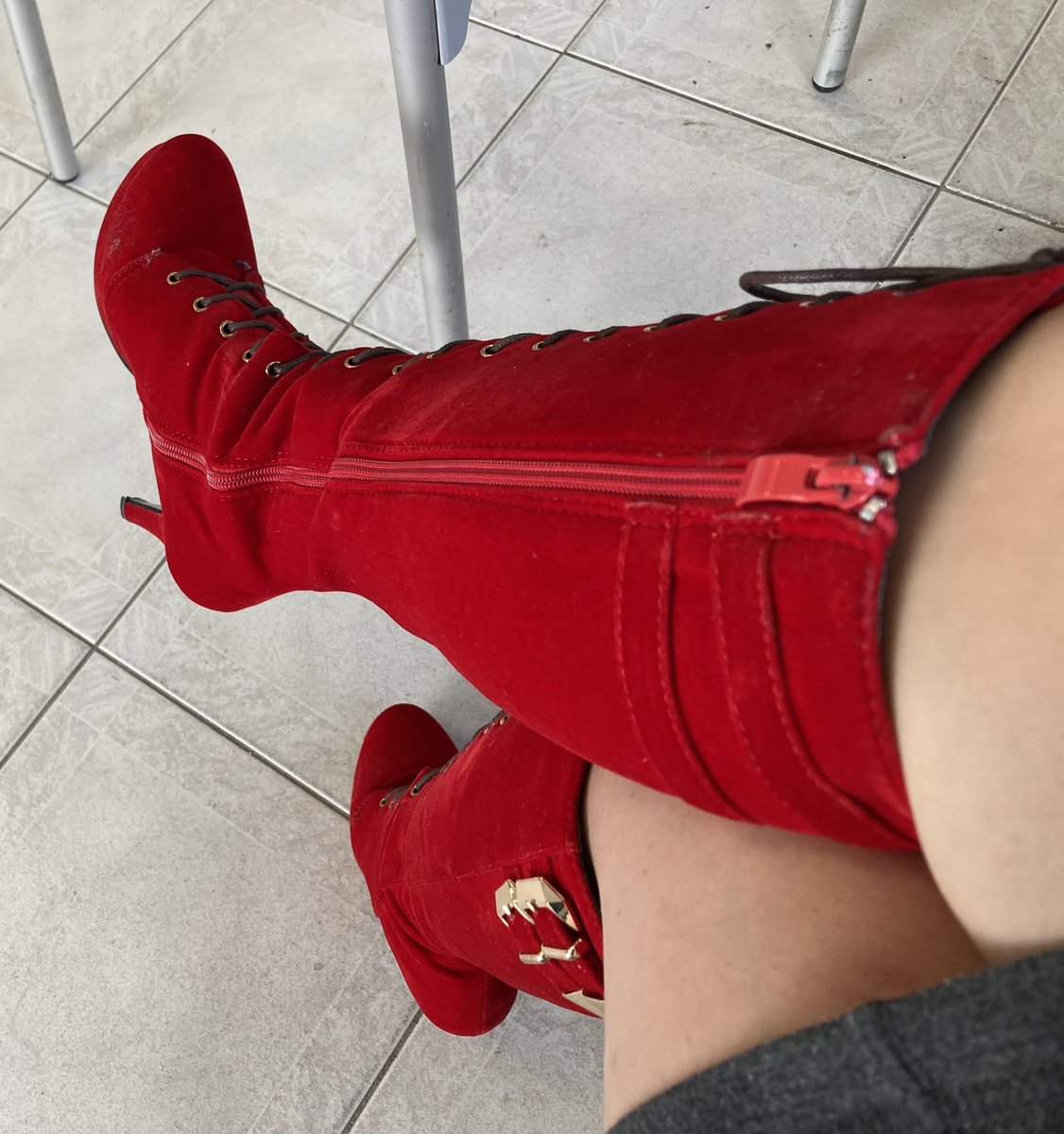 MingMing2228's tweet photo. #holidaycheer #goodmorning 

I walked into an “old ppl” bakery and everyone hushed to stare.  Long ass line too. 

Wonder if the place will clear if I let the aroma that’s trapped inside My #boots??

No shoes no service? Bare feet great Svc?

@rt_feets @FootParadiseRT #smellyfeet https://t.co/pCw53GjFfh