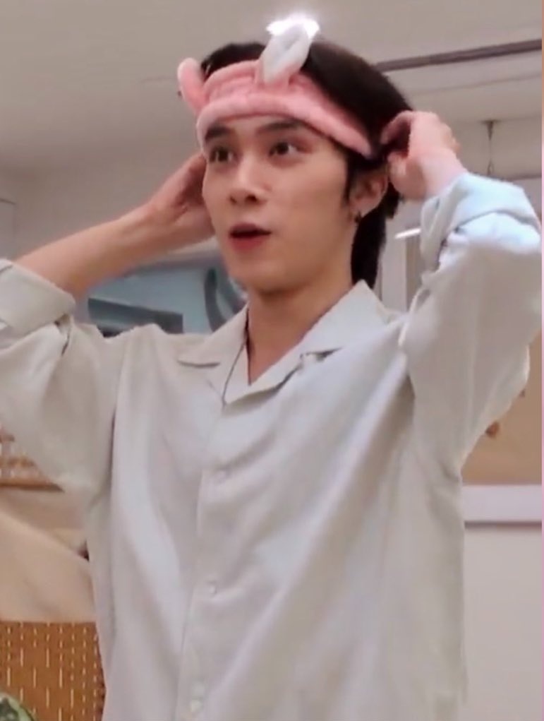 ไม่มีใครใส่ที่คาดหัวสีชมพูได้น่ารักเท่าเจ้าเฮนอีกแย้วววว💖🥺
#우리식구됐어요_XIAOHENYANG 
#HENDERY #黄冠亨 #헨드리 
#WayV #WeiShenV #威神V #NCT