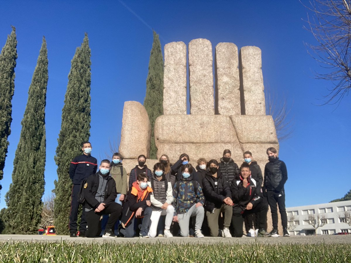 AixCsp's tweet photo. Cette semaine nous accueillons 14 collégiens pour leur stage d’observation. Découverte des #Pompiers13 👩‍🚒👨🏼‍🚒 manœuvres 🚒, sensibilisation aux risques de sécurité civile, gestes qui sauvent 💖et nombreuses visites dont l’@ENSOSP https://t.co/BhvRII3KGK