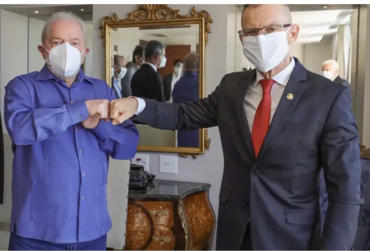 gleisi's tweet photo. Seja muito bem vindo ao Partido dos Trabalhadores e das Trabalhadoras @ContaratoSenado É uma alegria imensa para nós começarmos a semana com essa notícia da sua decisão de entrar no PT. Nossa caminhada tem tudo a ver, vamos retomar o Brasil para o povo brasileiro! 
Foto Stuckert https://t.co/USnMaknqSX