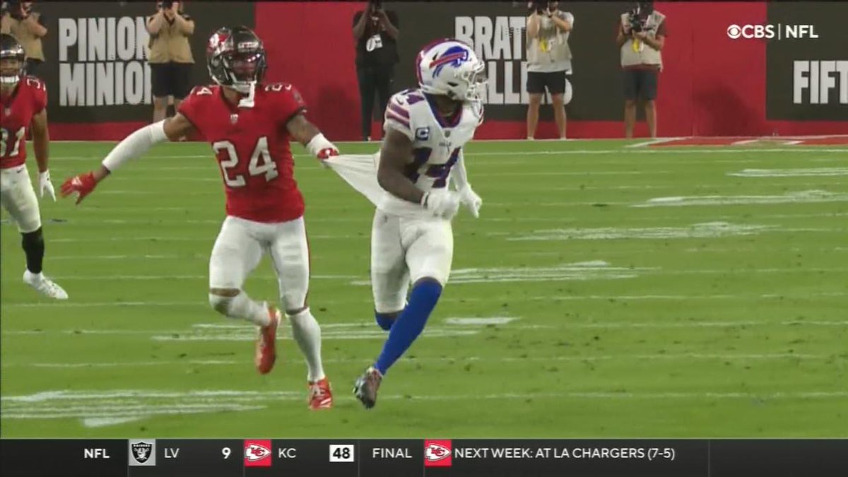 SeanPBB's tweet photo. Find someone who will hold you as tightly as Carlton Davis holds Stefon Diggs https://t.co/LmMC8143Hb